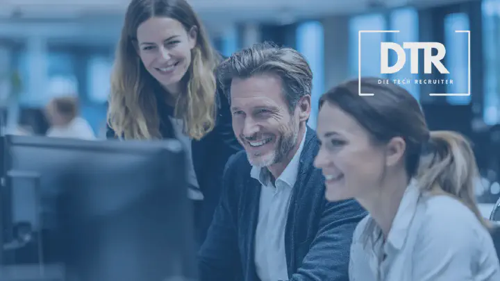Drei Personalvermittler (2 Frauen, 1 Mann) sitzen vor dem Monitor und arbeiten