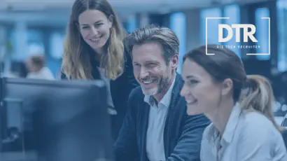 Drei Personalvermittler (2 Frauen, 1 Mann) sitzen vor dem Monitor und arbeiten