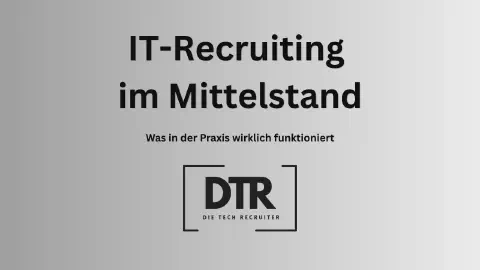 Softwareentwickler arbeiten gemeinsam an einem Projekt in einem mittelständischen IT-Umfeld