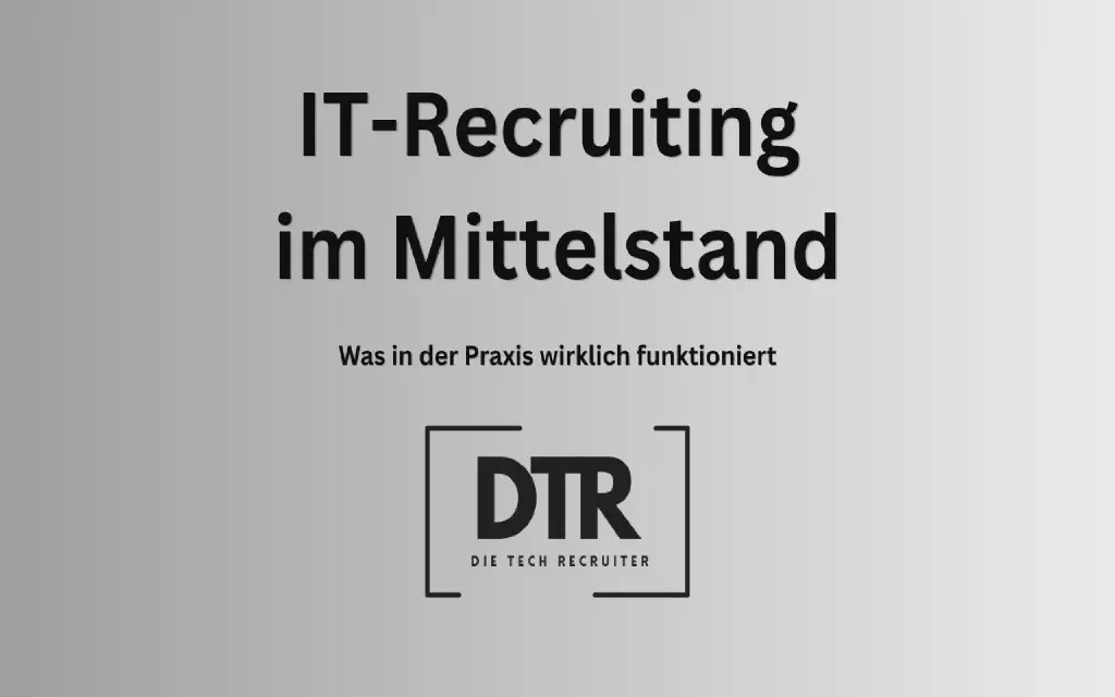 Softwareentwickler arbeiten gemeinsam an einem Projekt in einem mittelständischen IT-Umfeld