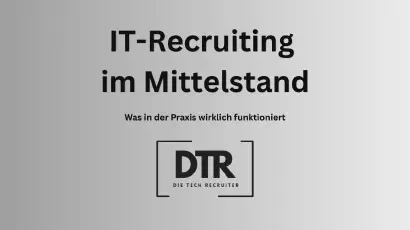 Softwareentwickler arbeiten gemeinsam an einem Projekt in einem mittelständischen IT-Umfeld